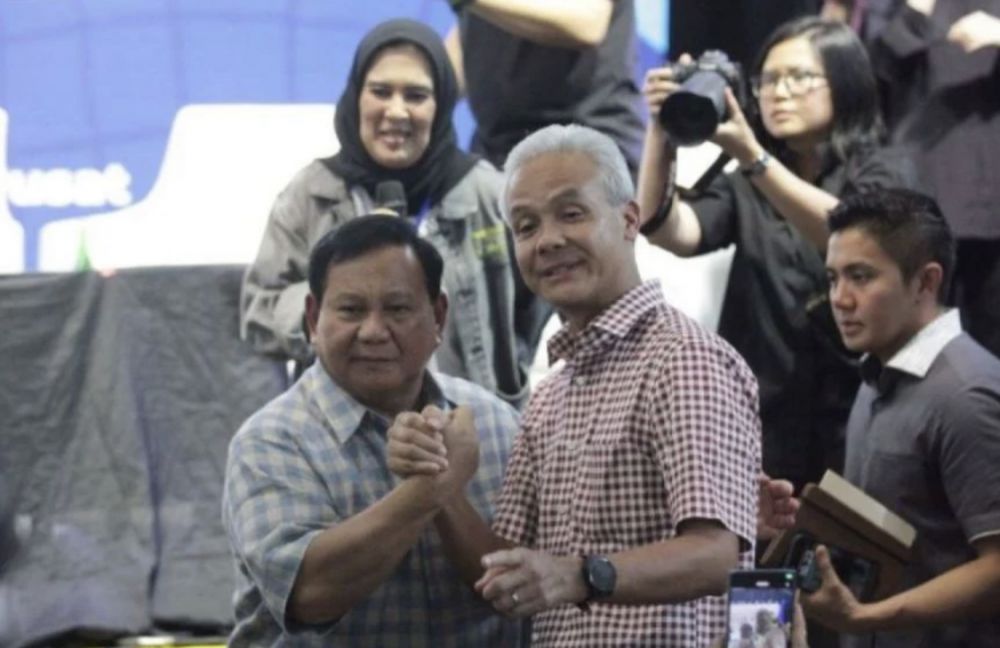 Arsip foto - Menteri Pertahanan Prabowo Subianto (kiri) berjabat tangan dengan Gubernur Jawa Tengah Ganjar 