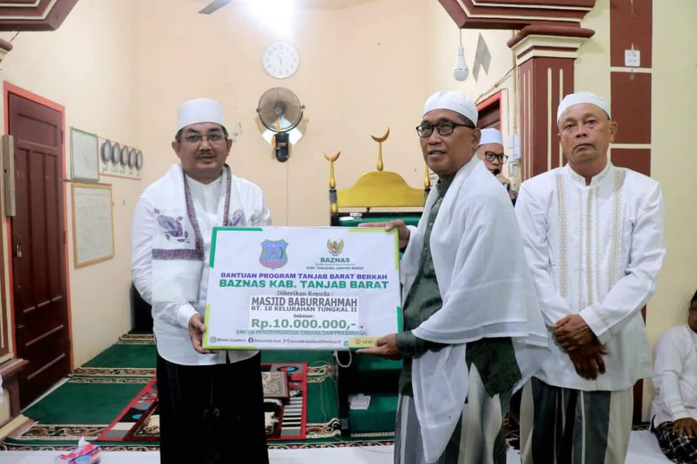 Bupati Tanjab Barat Laksanakan Safari Subuh di Masjid Baburrahmah Manunggal II
