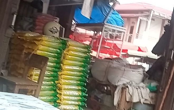 Toko beras di Pasar Tanjung Bajure Kota Sungai Penuh.