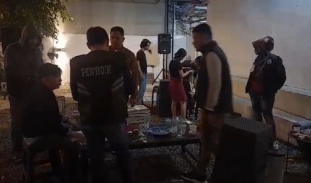 Satpol PP Segel Cafe Sdjiwa Coffe