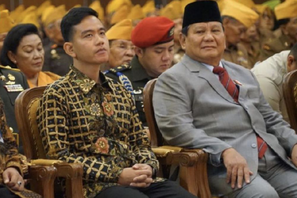 Menteri Pertahanan Prabowo Subianto duduk berdampingan dengan Wali Kota Solo Gibran Rakabuming Raka .