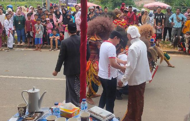 Masyarakat memadati panggung penampilan dari kuda lumping dan reog pada Pawai Budaya, Minggu (22/10) kemarin

 