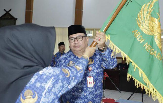 Ketua Dewan Korpri Bungo, Mursidi menerima bendera Pataka dari pengurus Korpri provinsi Jambi.