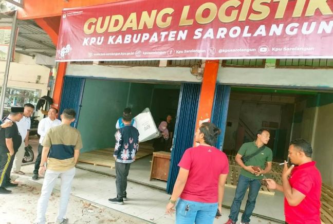 Komisi Pemilihan Umum (KPU) Sarolangun menurunkan logistik Pemilu 2024 berupa bilik dan kotak suara untuk di simpan di gudang dengan pengawalan ketat.