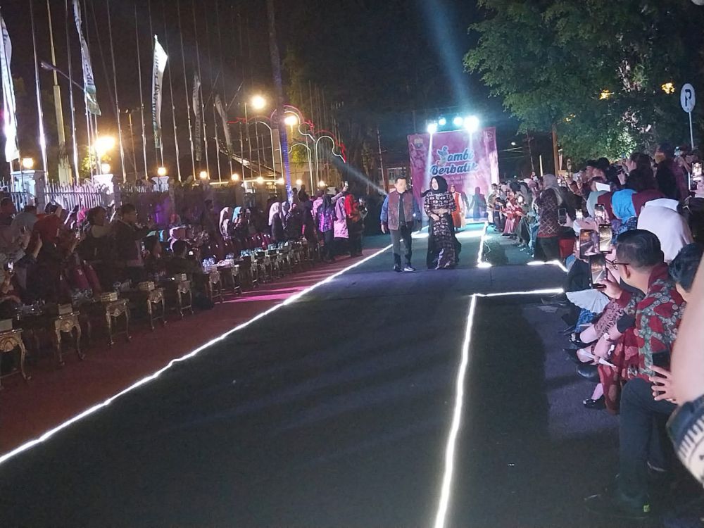 Gubernur Jambi Hingga Bupati Unjuk Kebolehan di Catwalk 'Jambi Berbatik', Ini Yang Paling Menawan ?
