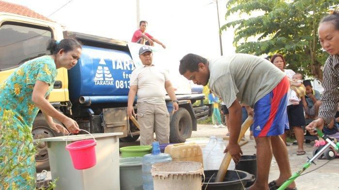 BPBD Muarojambi saat menyaluurkan air bersih untuk amemenuhi kebutuhan air bersih di desa yang mengalami kekeringan.