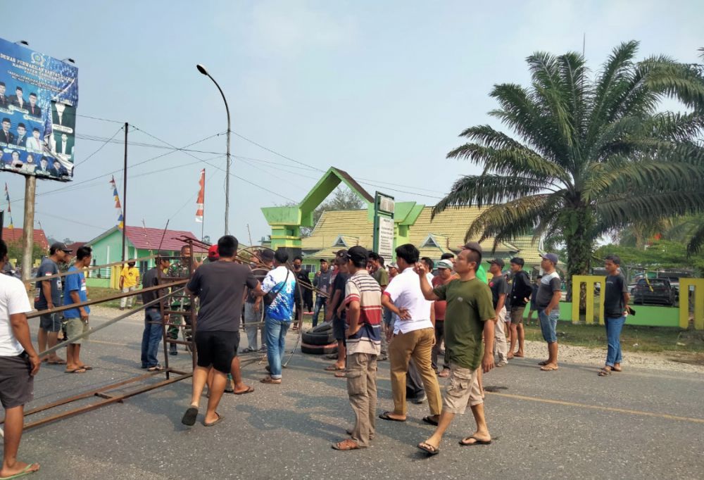 Warga Mandiangin Blokir Jalan, Buntut Bentrok Sesama Pelajar