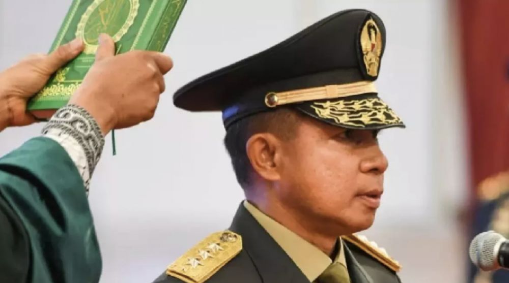 Letnan Jenderal TNI Agus Subiyanto membacakan sumpah saat dilantik menjadi Kepala Staf Angkatan Darat.