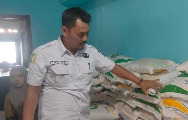 Kadis Ketahanan Pangan Kabupaten Tanjabtim, Fajar Alamsyah, saat memeriksa gabah kering di gudang.