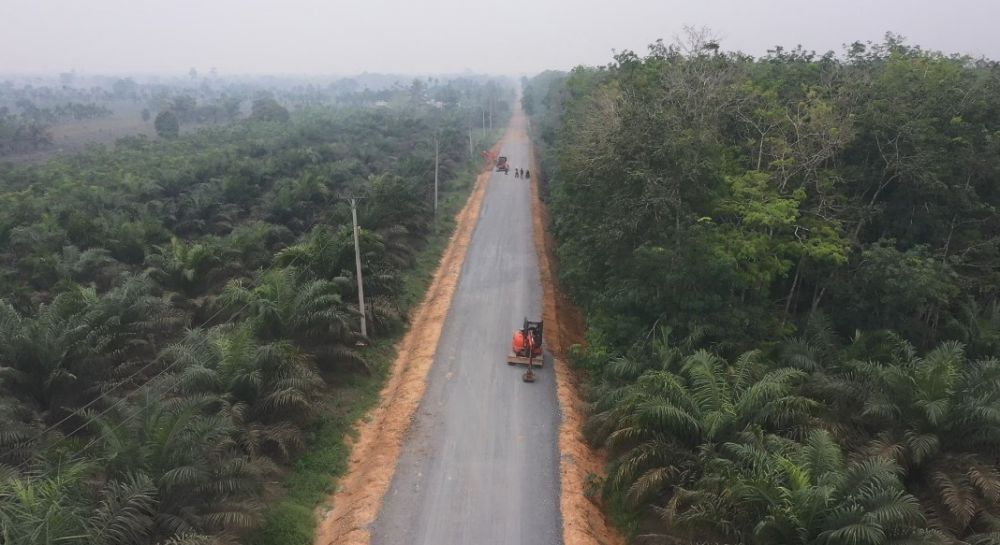 Pekerjaan Jalan Yang Ditangangi Melalui Skema Inpres Jalan Daerah (IJD) ruas Simpang Tangkit Baru - Kumpeh Hulu Ditargetkan Rampung Desember 2023.