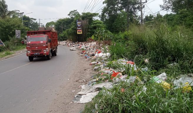 Sehari 2 Truk Fuso, Tumpukan Sampai Hiasi Pemandangan di Tanjung Lumut
