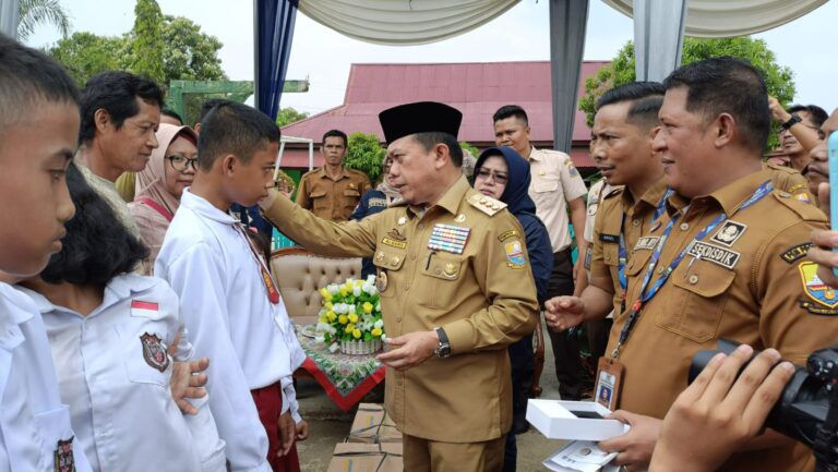 Bantuan Dumisake Pendidikan Mulai Disalurkan, Pertama Diserahkan Al Haris untuk 476 Siswa di Merangin

