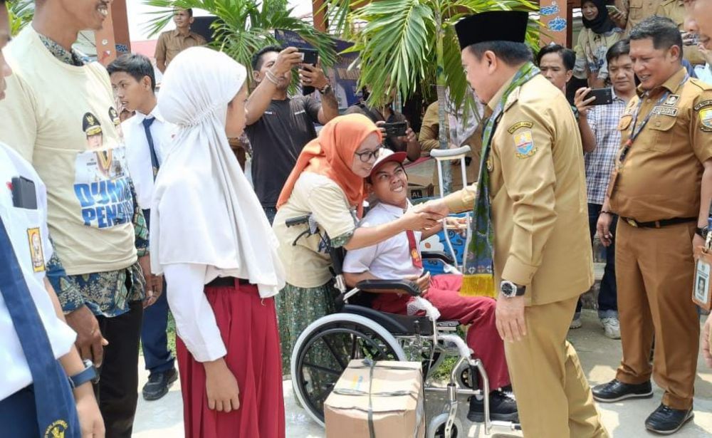 Gubernur Al Haris Serahkan Bantuan Dumisake Pendidikan untuk 632 Siswa di Sarolangun

