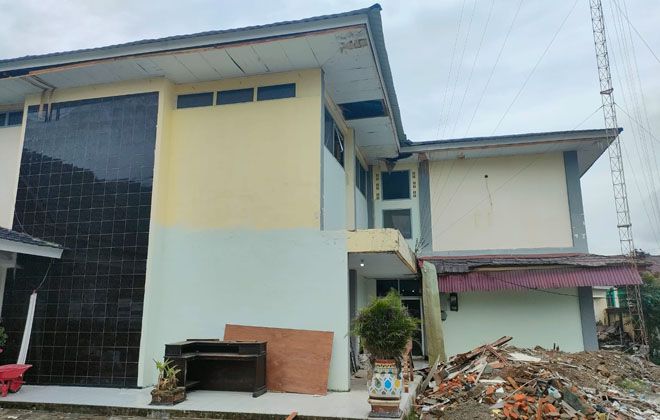 Rehabilitasi Gedung kantor DPRD Kota Sungaipenuh tak kunjung rampung.