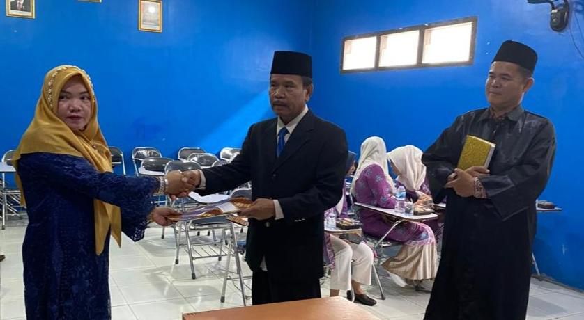 Mat Ramawi (tengah) Plt Ketua STIA Nusa Sungai Penuh Kerinci saat dilantik beberapa waktu lalu. 