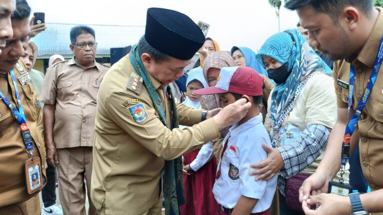 Tangis Bahagia Siti Lihat Anaknya Dapat Alat Bantu Dengar Bantuan Dumisake Pendidikan Gubernur Al Haris

