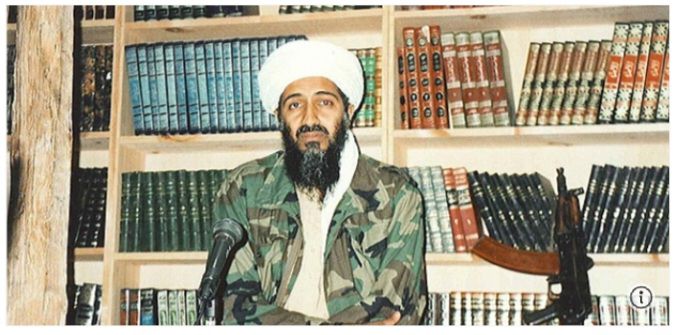 Sebuah foto sangat langka dari kegiatan Osama bin Laden, selama persembunyian di Afganistan berhasil ditemukan. Osama saat di foto menggunakan baju loreng, dan senapan favoritnya, AK-47. Jalalabad, 12 Maret 2015. Dailymail.co.uk