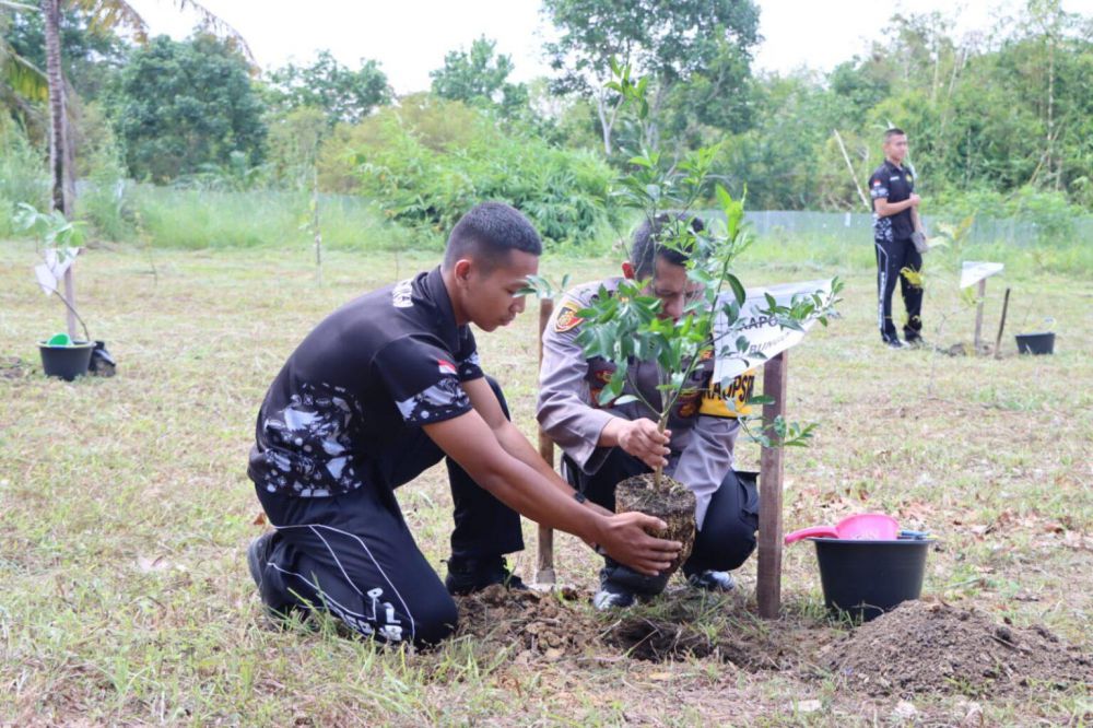 Kapolres Bungo AKBP Wahyu Bram menanam bibit pohon buah dalam rangka Gerakan Nasional Revolusi Mental.