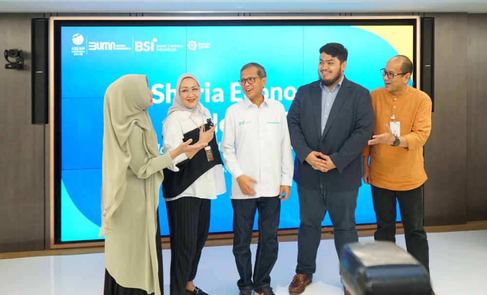 Acara BSI Sharia Economic Outlook 2024 yang dihadiri oleh (ki-ka) SVP Project Improvement Rima Dwi Permatasari, SVP Alternative Channel & Government Project Astridiana Sjamanti , Direktur Treasury & International Banking PT Bank Syariah Indonesia Tbk (BSI) Moh.Adib, Chief Economist BSI Banjaran Surya Indrastomo, SVP Gold Pawning Business BSI Mahendra Nusanto.