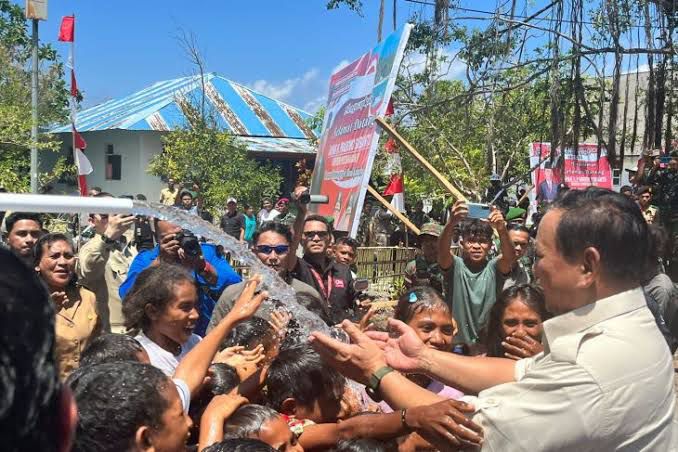 Keterangan foto Prabowo Subianto meresmikan titik air bersih di Desa Werwaru, Pulau Moa, Kabupaten Maluku Barat Daya (MBD), Senin (4/9). Dok Kemenhan