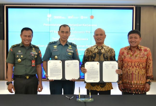 kerjasama dengan Mabes TNI Penandatangan  dihadiri Wakil Direktur Utama BSI Bob Tyasika Ananta (paling kanan), Wakil Kepala Pusat Keuangan TNI Heri Hermawan (paling kiri),  Kepala Pusat Keuangan TNI Poedji Santoso (dua dari kiri), Direktur Retail Banking BSI Ngatari (tiga dari kiri).