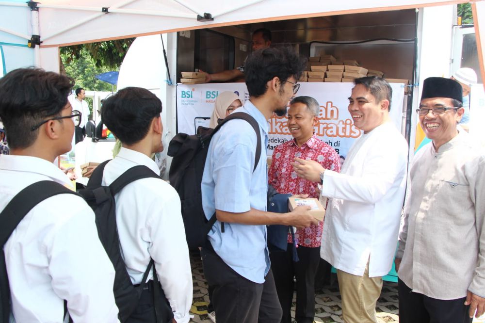 Direktur Penjualan & Distribusi BSI Anton Sukarna (kanan kedua) bersama Wakil Rektor Bidang Pendidikan Dan Kemahasiswaan IPB Prof. drh. Deni Noviana, PhD, DAiCVIM (kanan ketiga) dan Ketua DKM Masjid Al Hurriyah IPB Dr.Ir. Abdul Munif MSc.Agr (kanan pertama) saat membagikan makan siang gratis (Jumat Berkah) kepada jamaah sholat jumat di Masjid Al Hurriyah IPB, Bogor, Jumat (24/11)