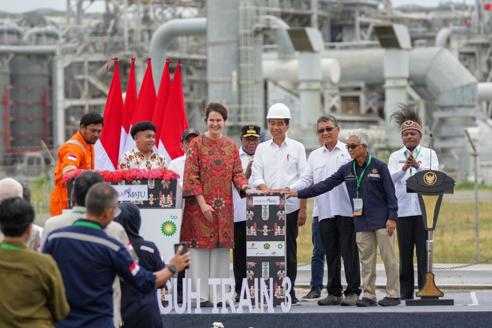 Presiden Resmikan Proyek Tangguh Train 3 dan Ground Breaking Proyek UCC, AKM dan Blue Amonia di Papua Barat

