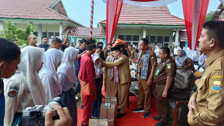 Gubernur Al Haris Salurkan Bantuan Dumisake Pendidikan Untuk Siswa SMA/SMK, SLB di Tanjabtim

