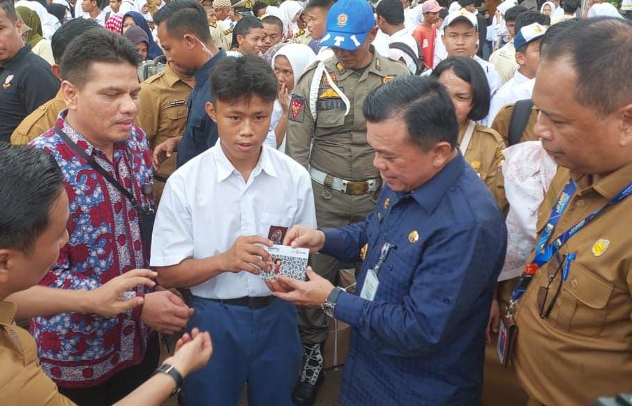 Gubernur Al Haris Serahkan Bantuan Dumisake Pendidikan di Tanjabbar


