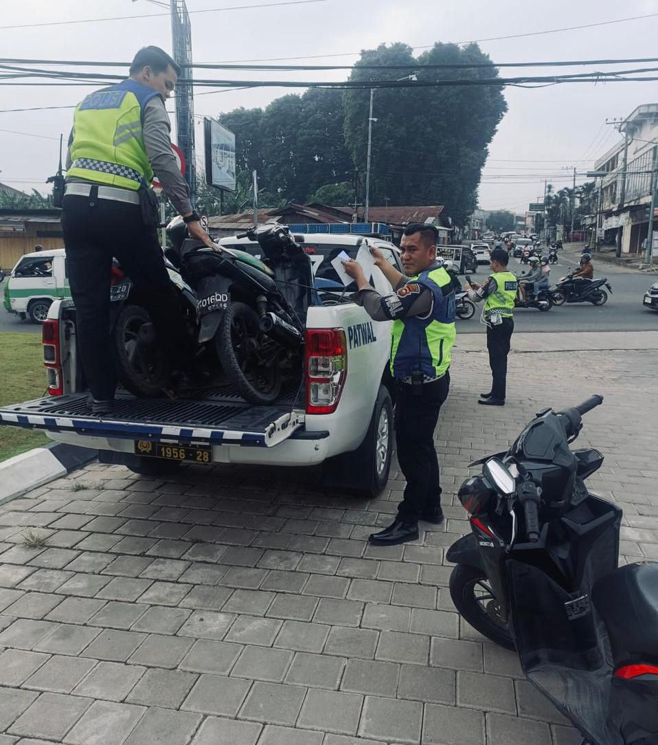 5 Pengendara Sepeda Motor Ditilang di Simpang JBC