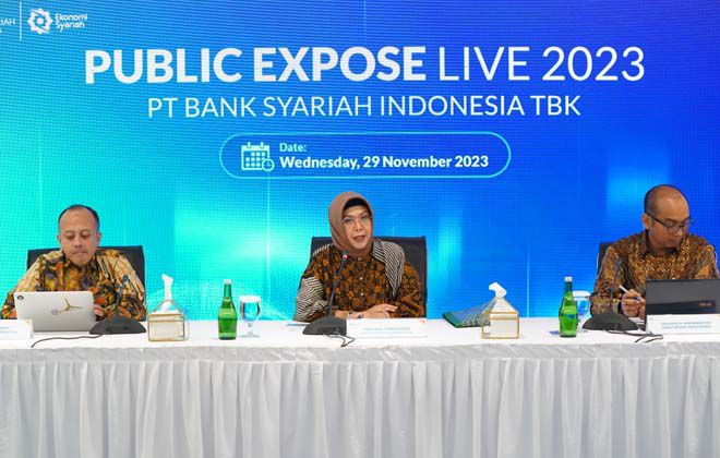 Jakarta, 29/11. (kiri-kanan) : Head  Investor Relations PT Bank Syariah Indonesia Tbk (BSI) Rizky Budinanda (kiri), Direktur Compliance & Human Capital Tribuana Tunggadewi dan Direktur Risk Management Grandhis H.Harumansyah (paling kanan) saat memaparkan kinerja BSI kuartal III/2023 dalam Public Expose 2023