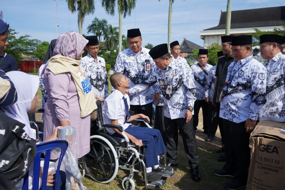 Gubernur Al Haris Salurkan Bantuan Dumisake Pendidikan di Kota Jambi : Bukti Tunjukkan Perhatian Ke Siswa SMA/SMK Swasta 

