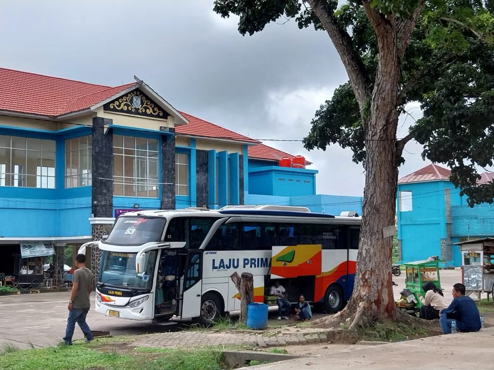 Aktivitas keberangkatan angkutan penumpang di Terminal Tipe A Alam Barajo Kota Jambi.