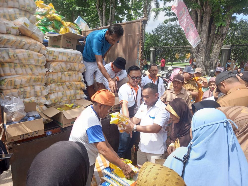 PANGAN MURAH: Pemerintah Kota Jambi menggelar gerakan pangan murah di kawasan Tugu Keris Siginjai, Kota Baru, Kota Jambi, Senin (11/12/2023).