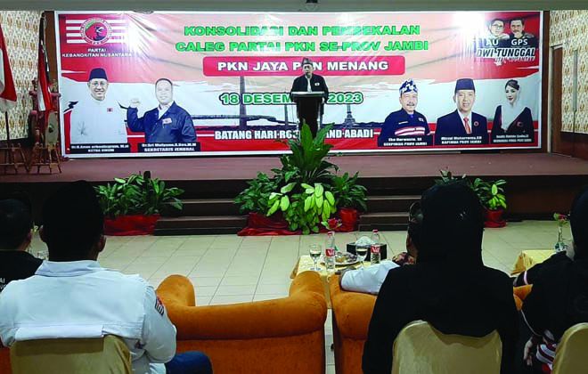 Ketua Umum PKN Anas Urbaningrum memberikan pengarahan dalam acara konsolidasi dan pembekalan Caleg se-Provinsi Jambi di Abadi Suite, Kota Jambi.
