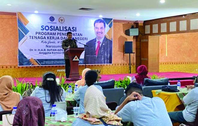 Anggota Komisi IX DPR RI Dr. Ir. H. A.R. Sutan Adil Hendra, MM menjadi pembicara dalam acara sosialisasi program penempatan tenaga kerja dalam negeri di hotel Grand, Kota Jambi.