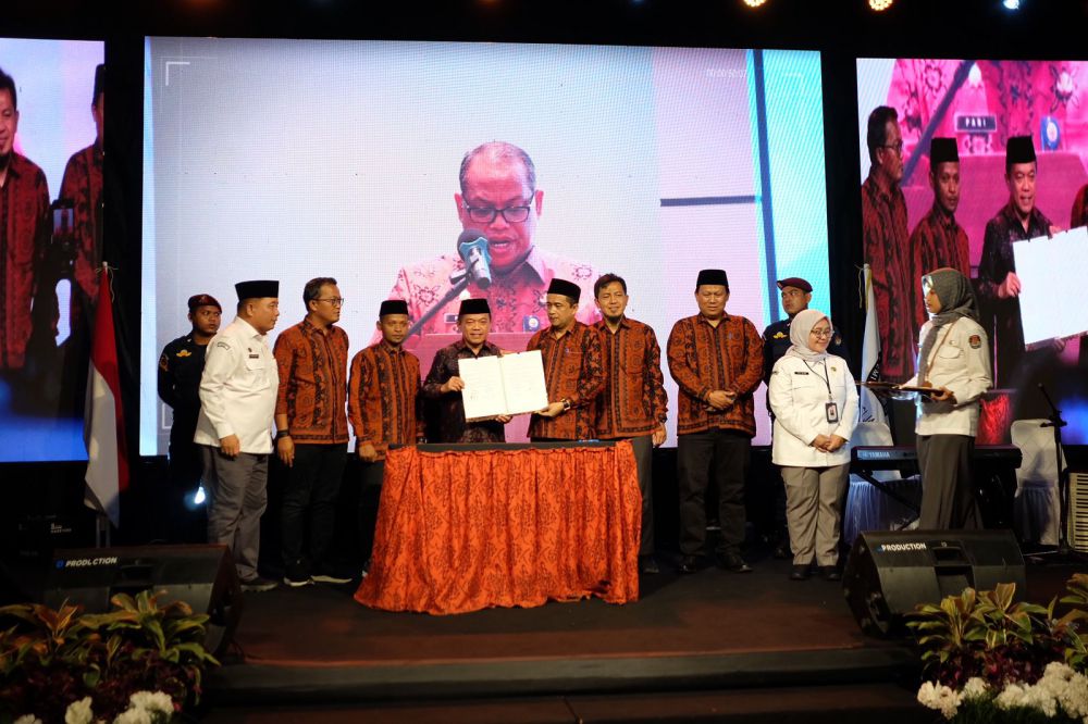 Ketua Komisi Pemilihan Umum (KPU) Provinsi Jambi Iron Sahroni menerima hibah tanah dan bangunan dari Gubernur Provinsi Jambi Al Haris.

