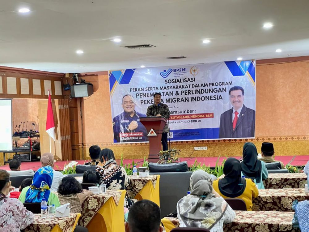 Anggota Komisi IX DPR RI, Dr. Ir. H. A.R. Sutan Adil Hendra, MM menghadiri acara sosialisasi penempatan dan perlindungan pekerja migrant Indonesia.

