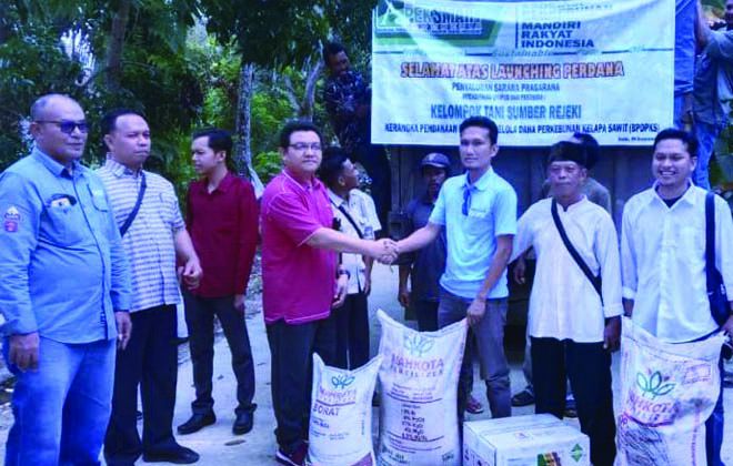 Dinas Perkebunan dan Peternakan  Kabupaten Tebo saat memberikan bantuan Sarpras perkebunan kepada Poktan Sumber Rejeki Desa Sungai Jernih, Kecamatan Muara Tabir, Kabupaten Tebo.