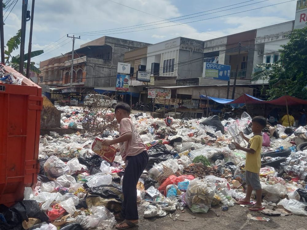 Tumpukan sampah di kawasan Kebun Kopi menumpuk hingga ke badan jalan (19/12) kemarin.
