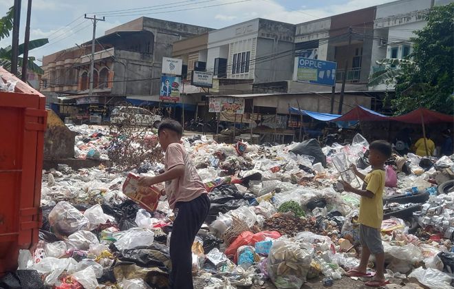 Sampah yang menumpuk secara bertahap diangkut ke TPA Talang Gulo. Masalah ini akan menjadi evaluasi Pemkot Jambi.