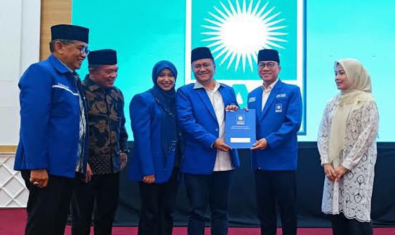 Wakil Ketua Umum DPP PAN, Yandri Susanto menyerahkan dukungan untuk dr Maulana maju sebagai calon walikota Jambi 2024. 