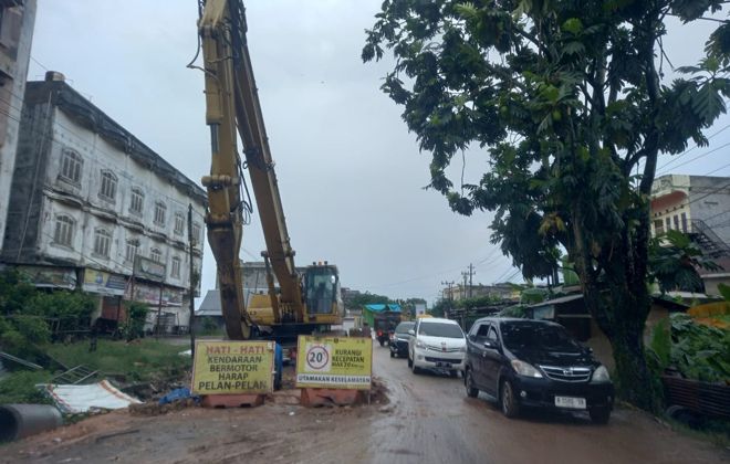 BELUM SELESAI: Kondisi pekerjaan IPALD di Kecamatan Jambi Timur pada 25 November lalu.
