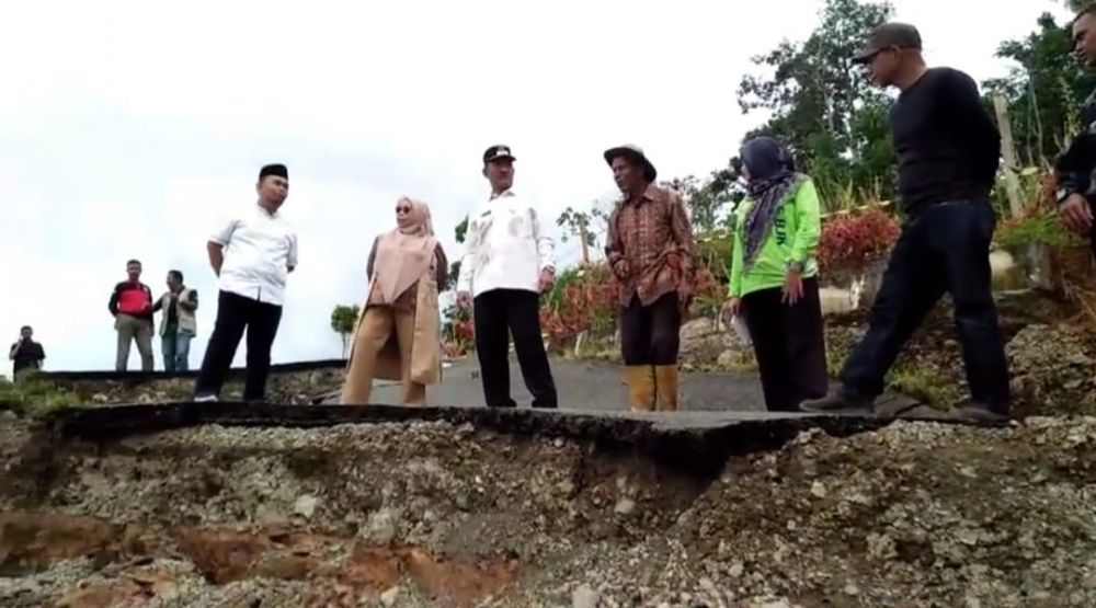 Pj Bupati Asraf. meninju lokasi longsor yang terjadi di Kayu Aro dan Jalan Malas di Perkantoran Bupati Kerinci.