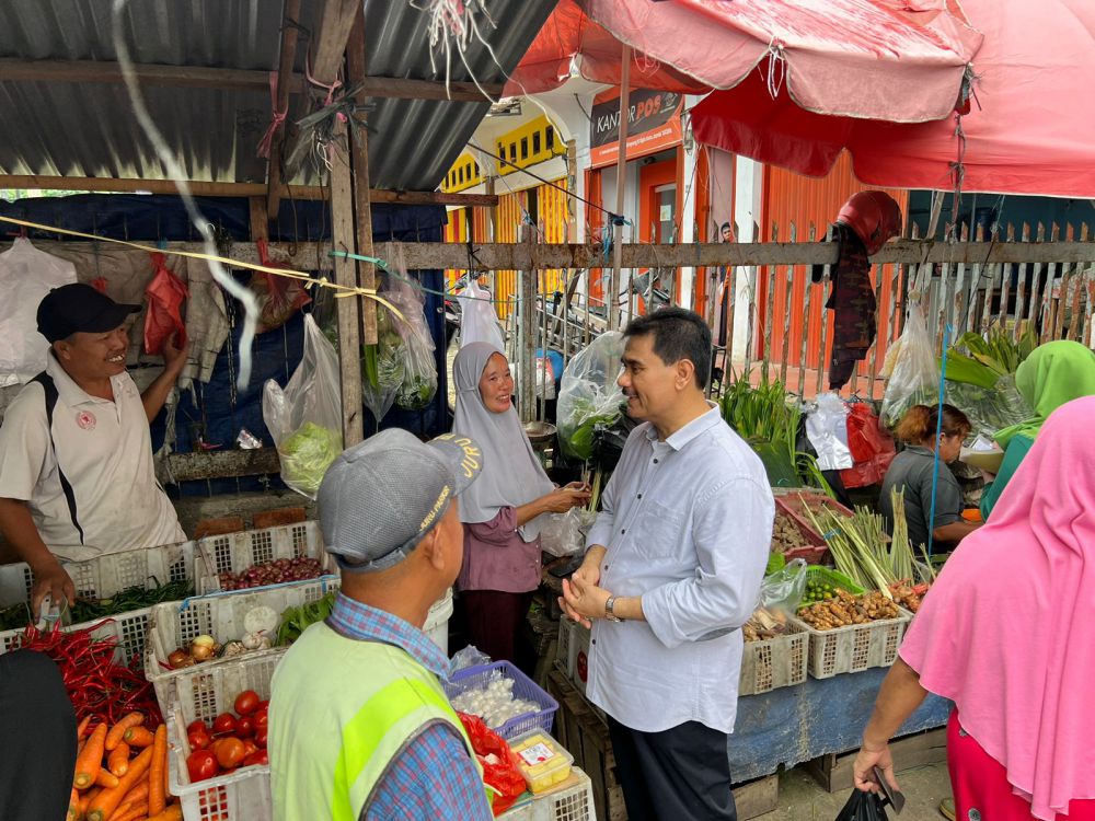 Anggota DPR RI dari Provinsi Jambi Dr. Ir. H. A.R. Sutan Adil Hendra, MM blusukan ke salah satu pasar di Kota Jambi untuk memantau harga kebutuhan bahan pokok jelang natal dan tahun baru.