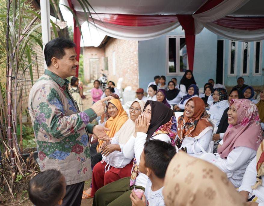 Anggota Komisi IX DPR RI Dr. Ir. H. A.R. Sutan Adil Hendra, MM bertemu emak-emak dalam rangka sosialisasi pencegahan stunting anak.