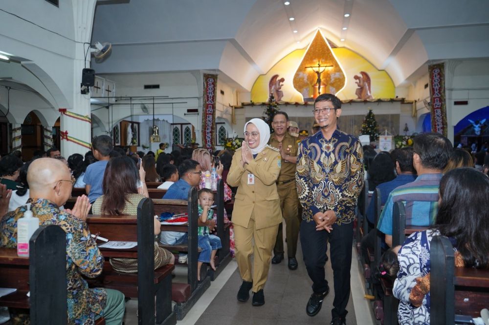 Penjabat (Pj) Walikota Jambi melakukan peninjauan Misa Malam Natal di beberapa gereja, Kota Jambi Minggu malam, (24/12/2023).