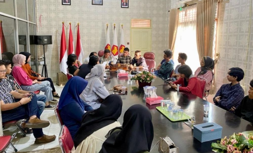 Ketua DPD Partai Gerindra Provinsi Jambi, Dr. Ir. H.A.R. Sutan Adil Hendra, MM menggelar pertemuan dengan milenial di sekretariat Gerindra di kawasan Telanaipura, Kota Jambi.