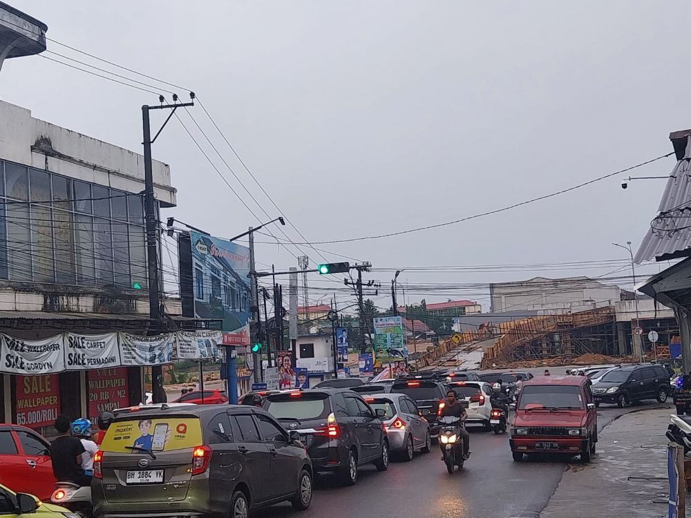 Kondisi macet di Simpang Mayang, Kota Jambi. Masalah ini harus segera diatasi dengan membangun Fly Over.
