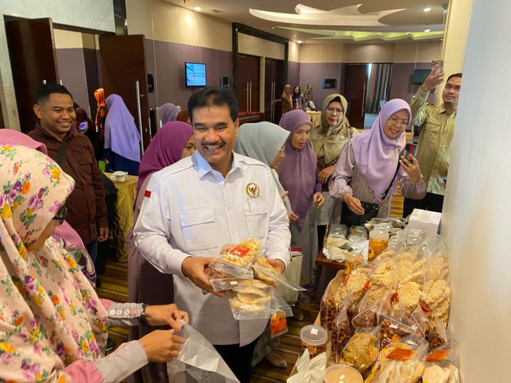 Anggota Komisi IX DPR RI Dr. Ir. H. A.R. Sutan Adil Hendra, MM melihat pameran makanan UMKM dalam sebuah kesempatan.
